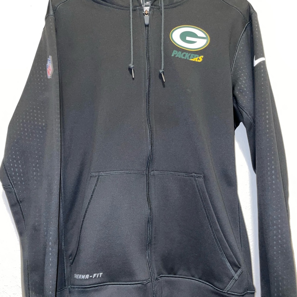 Men zip up